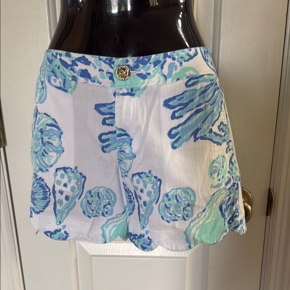 Lilly Pulitzer Pants - Lilly Pulitzer Blue&White Buttercup Scalloped Hem 5" Shorts Beach Vibes Sz 4